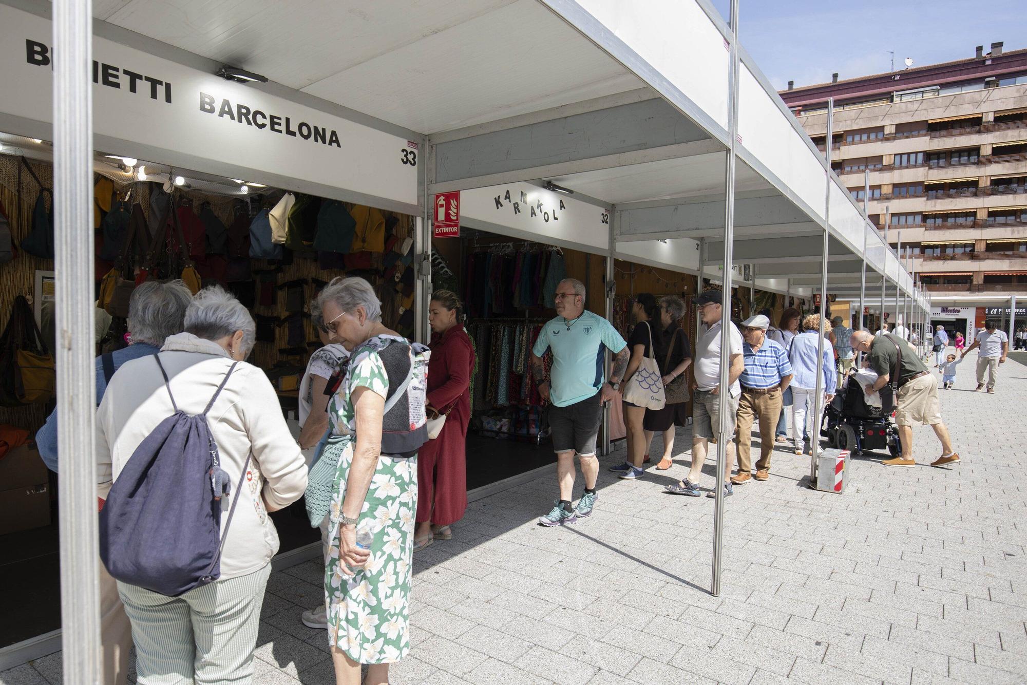En imágenes: La plaza Santa Bárbara acoge la feria de La Blanca