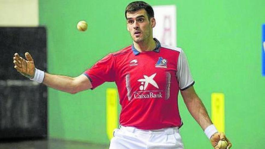 Joseba Ezkurdia recoge una pelota ayer en el Arena. Fotos: Iñaki Porto