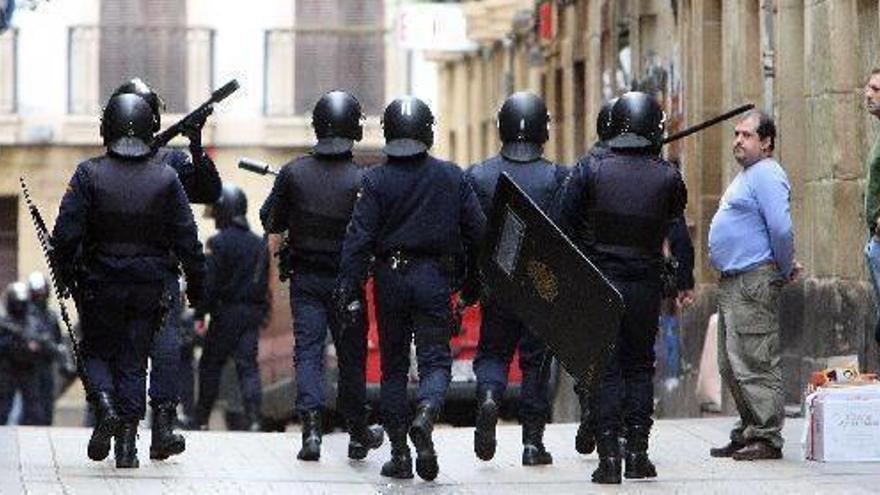 Los antidisturbios de la Policía, en Donostia.