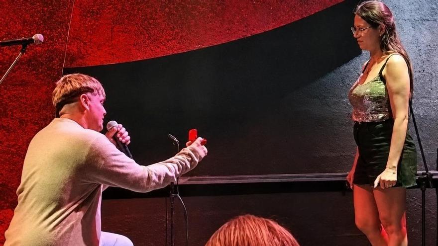 Le pide matrimonio a su novia en pleno concierto y esta lo rechaza delante del público: “Se le rompe el corazón”