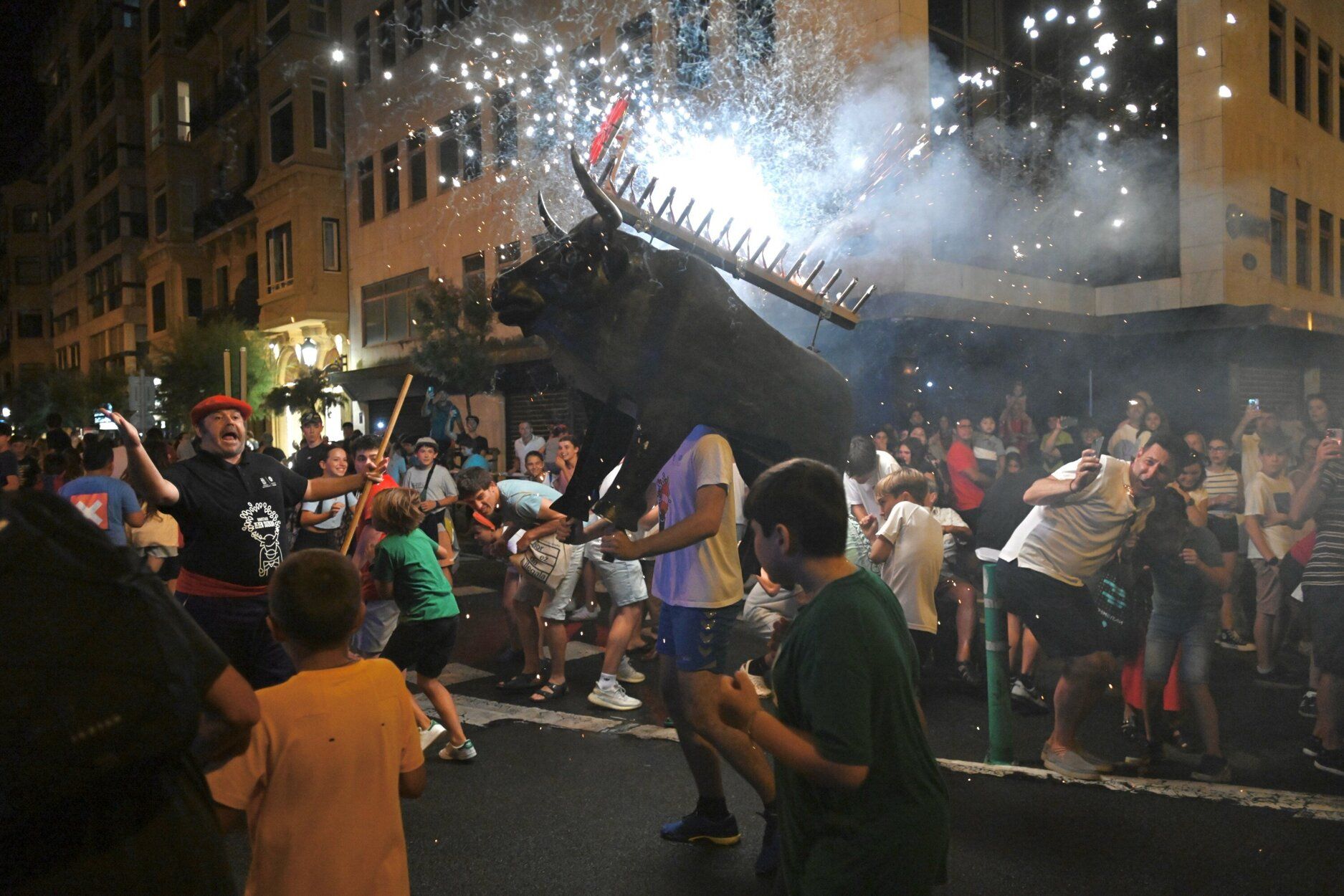 Los toros de fuego llenan de luz y color la noche de Donostia