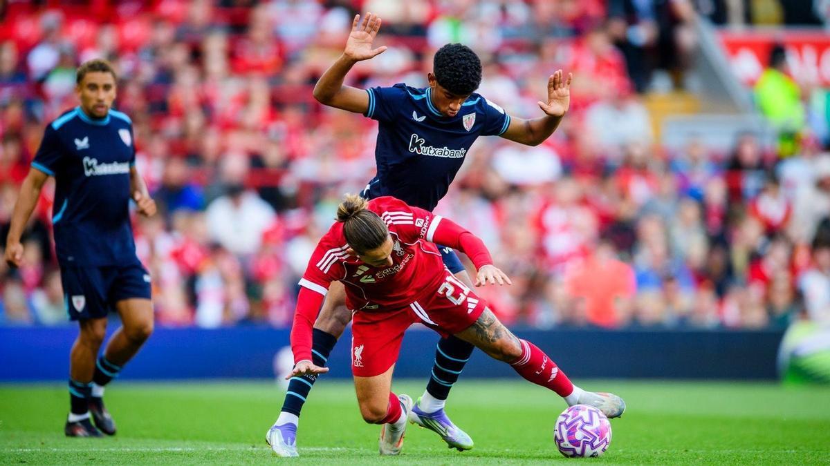 Adu Ares, en una acción ante el Liverpool.