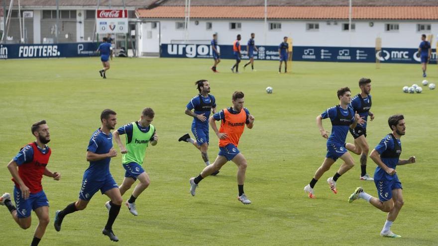 Los jugdadores de Osasuna, corriendo en uno de los campos de entrenamiento de las instalaciones de Tajonar.