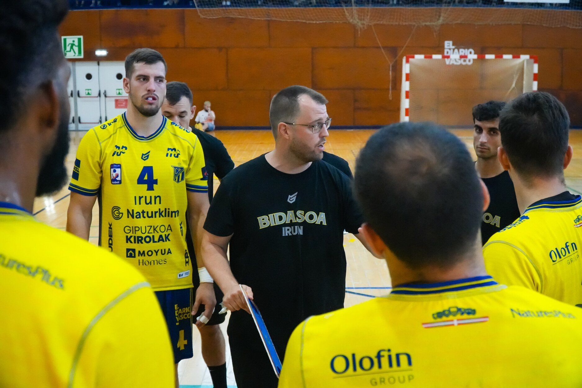 El entrenador del Irudek Bidasoa Irun, Álex Mozas, se dirige a sus jugadores durante la final del Torneo de Egia ante Limoges