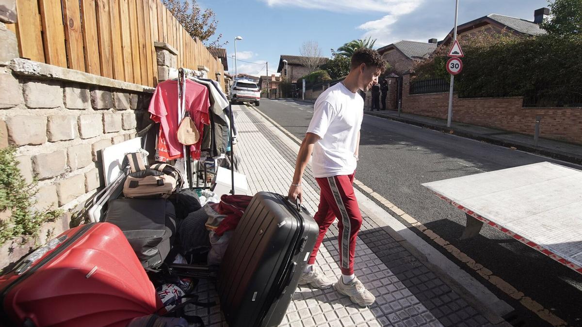 Mehdi Salah introduce sus pertenencias en un camión, este mediodía, tras el desahucio de esta mañana en el barrio donostiarra de Egia. Mehdi Salah introduce sus pertenencias en un camión, este mediodía, tras el desahucio de esta mañana en el barrio donostiarra de Egia.