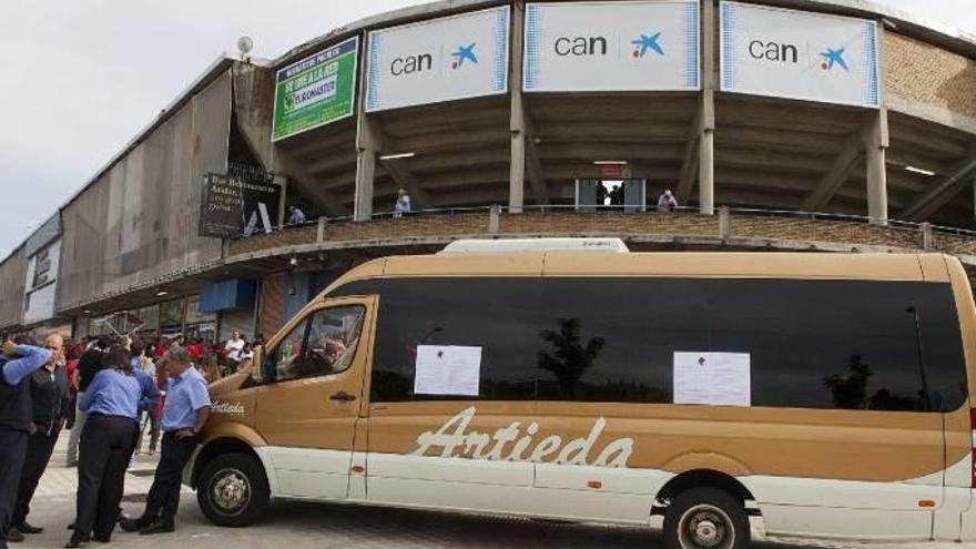 La polémica sobre el inicio de la Liga retrasa el comienzo del servicio de autobús