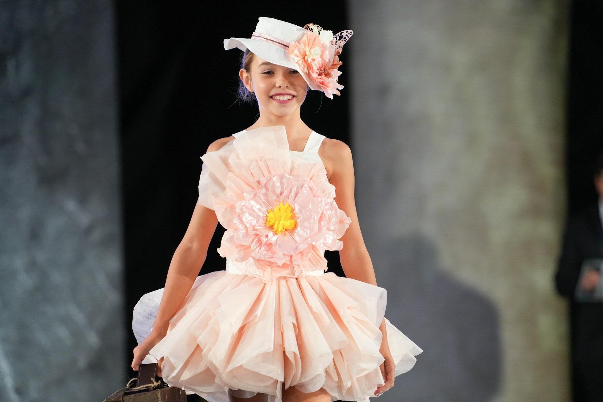 En imágenes: así ha sido el desfile de Vestidos de Papel de Güeñes