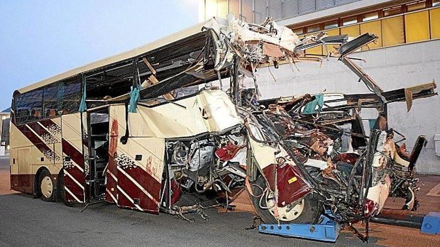 Así de destrozado quedó el autobús escolar tras el choque contra una pared de un túnel.