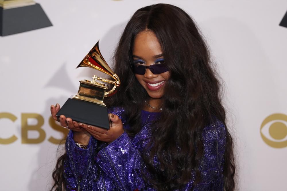 H.E.R. posa para la prensa tras recibir su Grammy