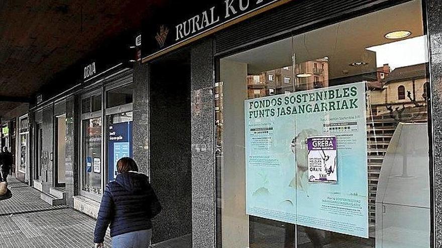 Una mujer pasa delante de la sucursal donde se produjo el robo.