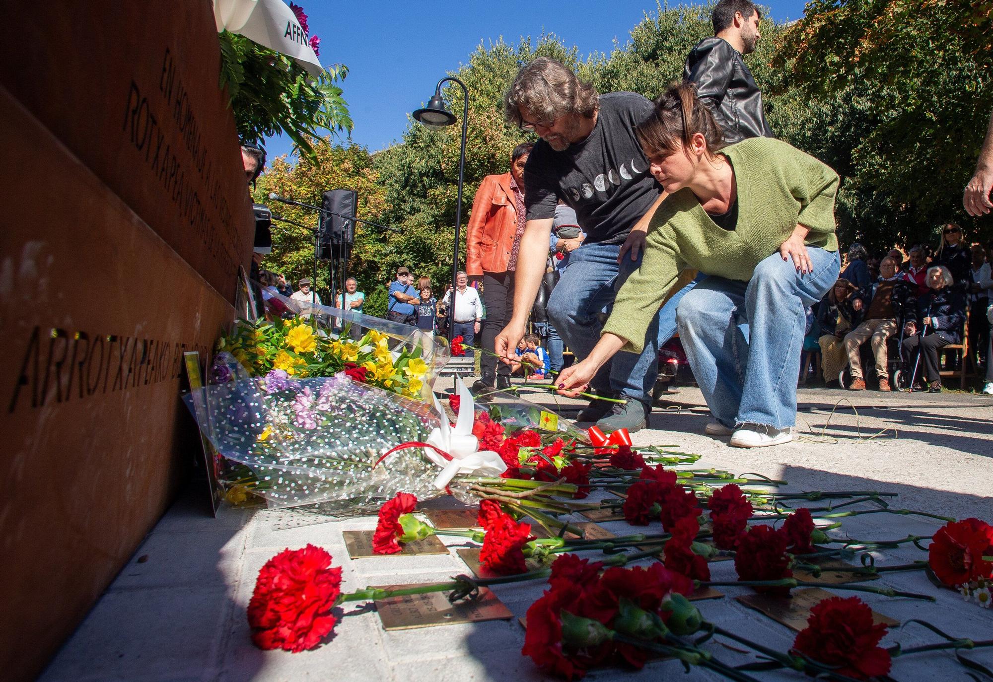 Inauguración del monumento en homenaje a las víctimas de la represión franquista en la Rochapea