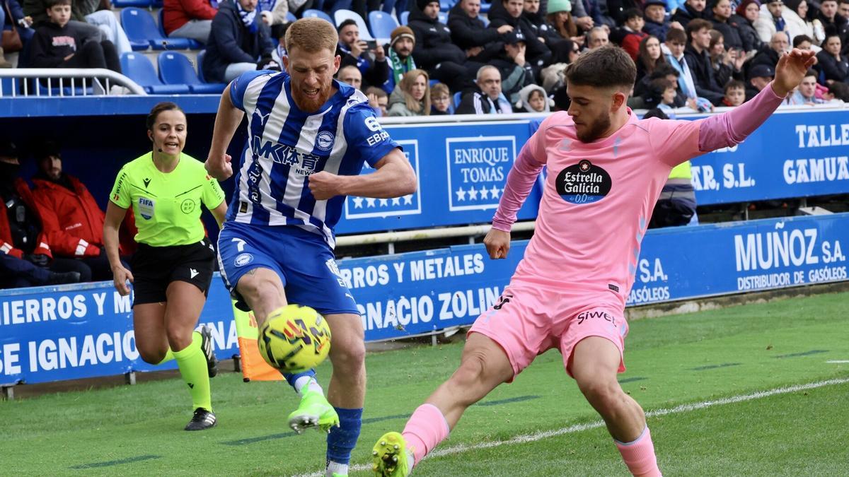 Carlos Vicente se dispone a realizar un centro en el partido ante el Celta