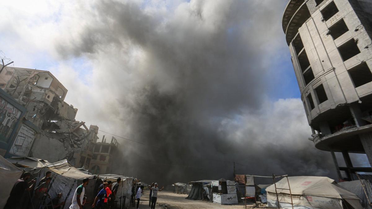 Humo y llamas se elevan desde un edificio residencial que se derrumba después de un ataque aéreo israelí en la ciudad de Gaza
