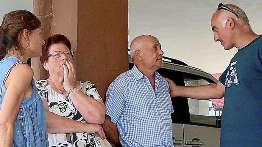 En el centro de la imagen, Julia Pajares y Valentín Tato, padres de la guipuzcoana víctima de violencia machista, junto a dos vecinos de Villabona