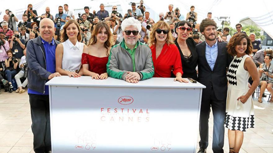 Buena acogida en Cannes para Pedro Almodóvar. Foto: AFP