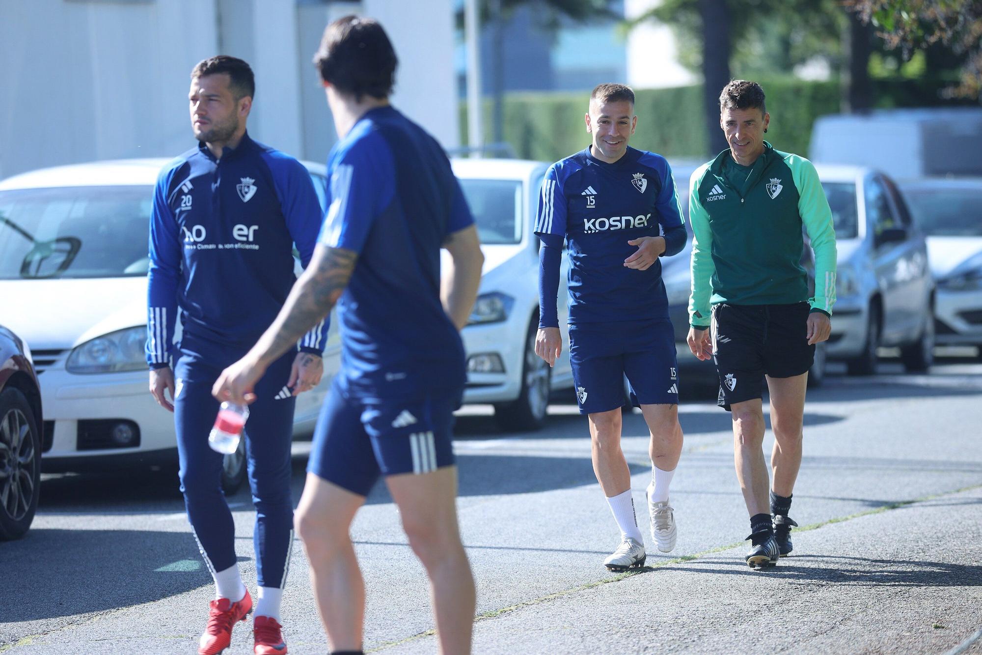 Osasuna se prepara para el Valencia: radiantes sonrisas en una calurosa mañana en Tajonar