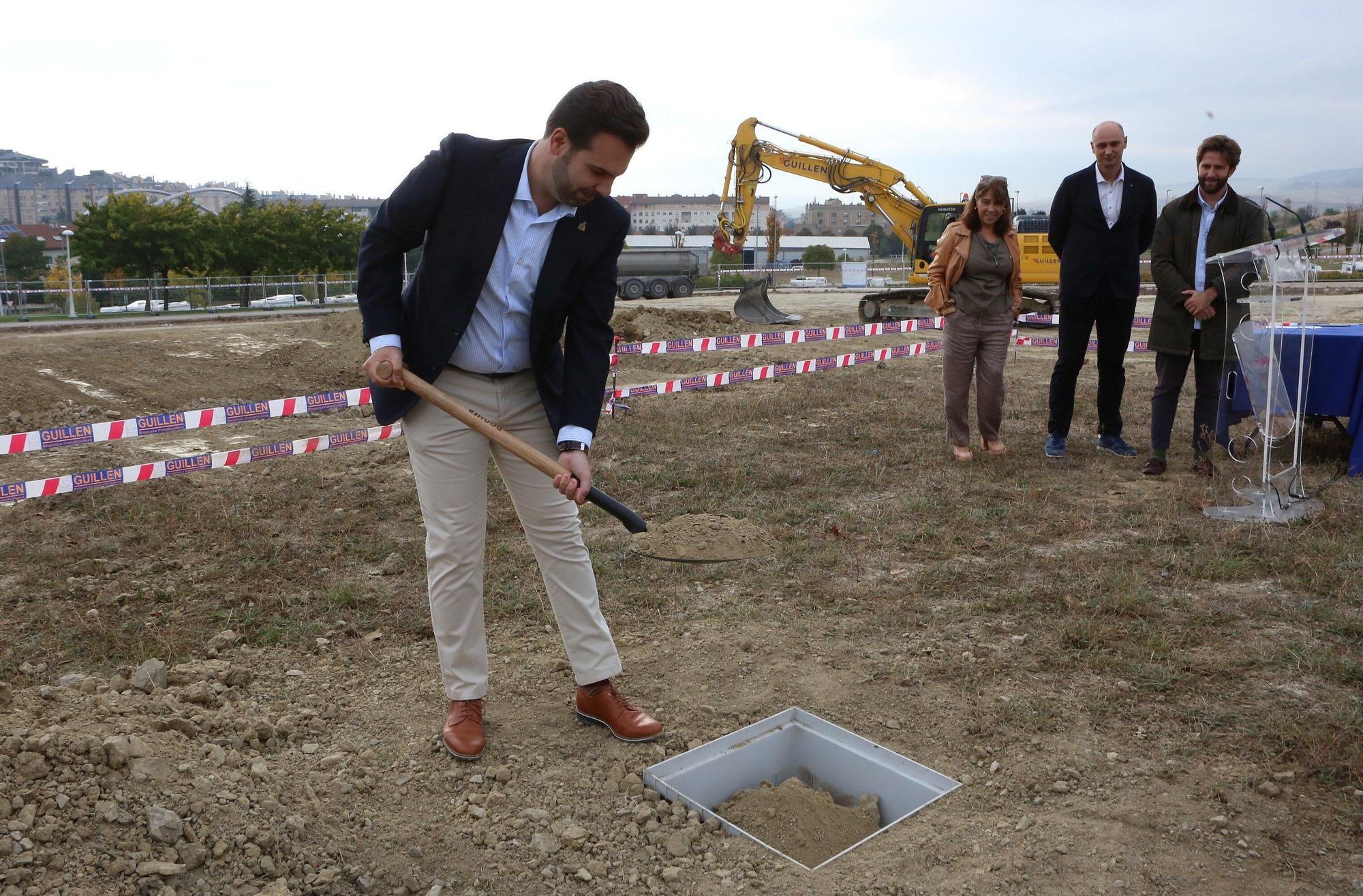 Colocación de la primera piedra de la nueva Escuela Infantil Sarastigorri en Zizur Mayor