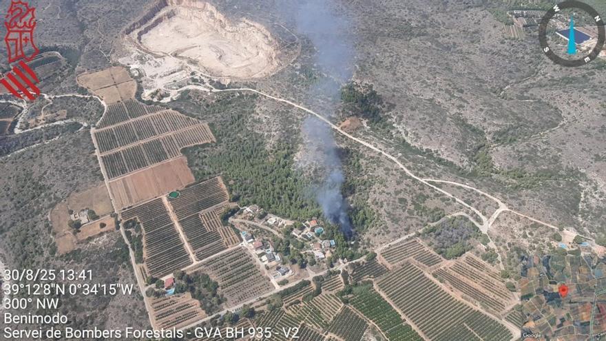 Los servicios de emergencias dan por controlado el incendio forestal en Benimodo (Valencia)