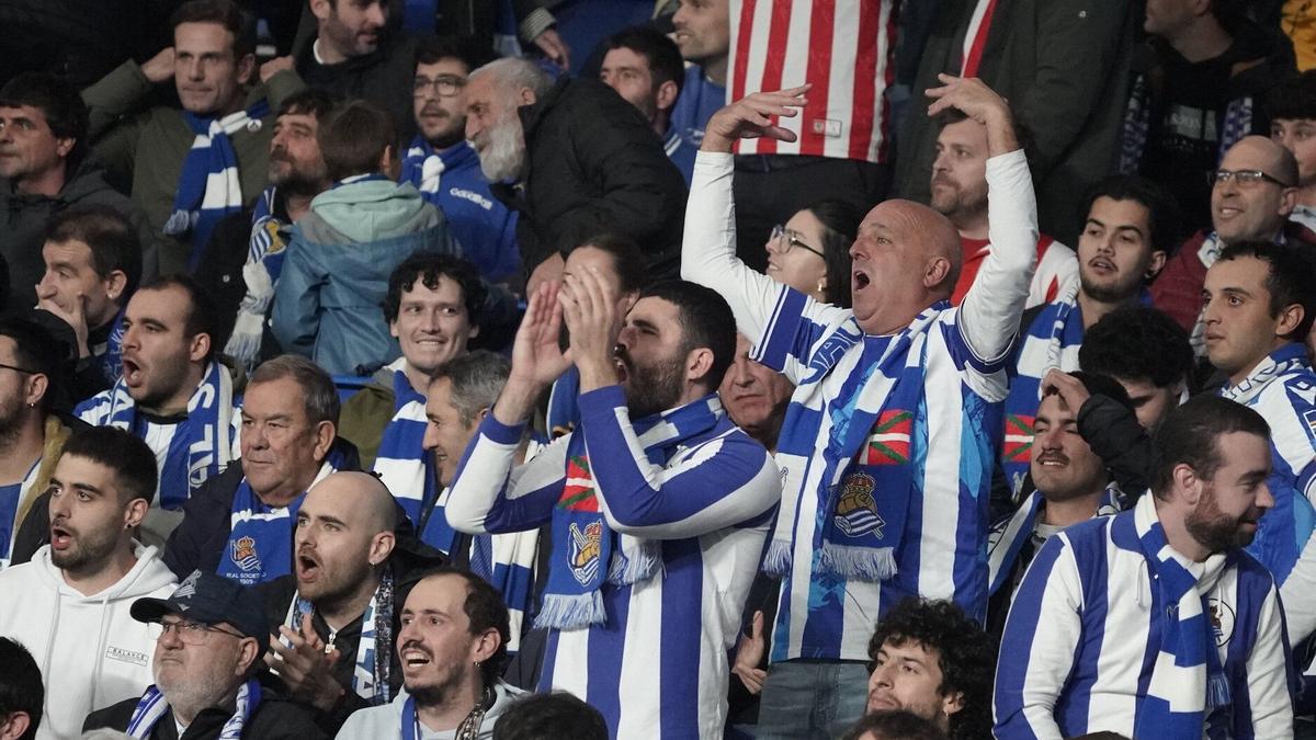 Los aficionados realistas disfrutaron del duelo vasco.