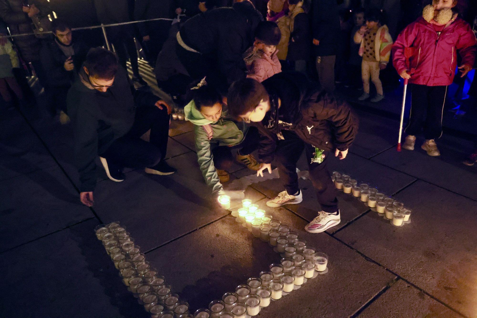 En imágenes: Encendido de 365 velas en la plaza de la Virgen Blanca para reivindicar el euskera