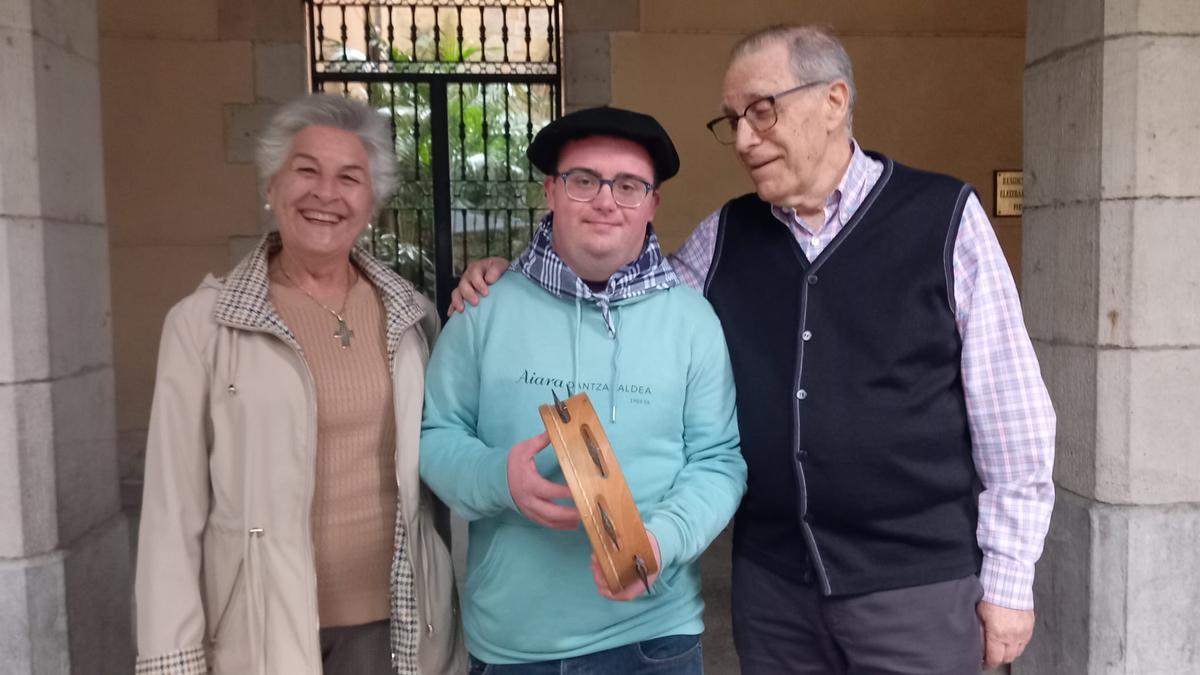 Argiñe y Sabin con el panderetero y trikitrilari Aitor Aspuru.