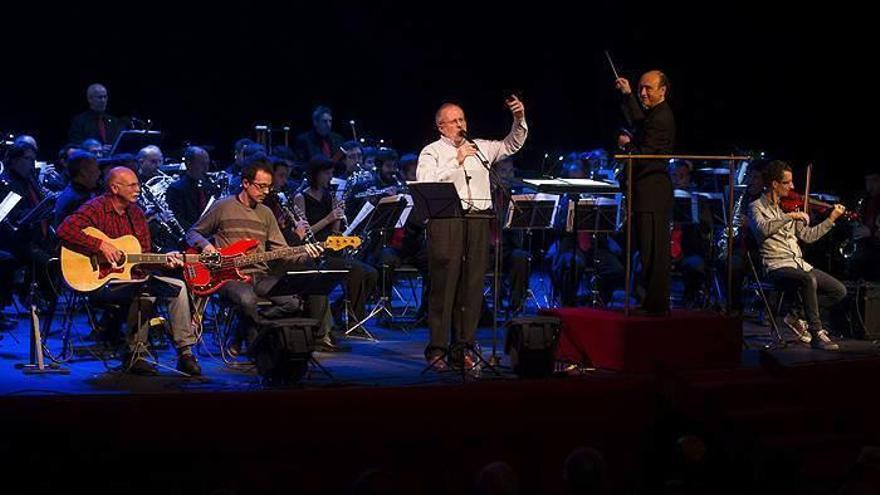 Los tres componentes de Oskorri, en un concierto junto con La Pamplonesa en el Teatro Gayarre.