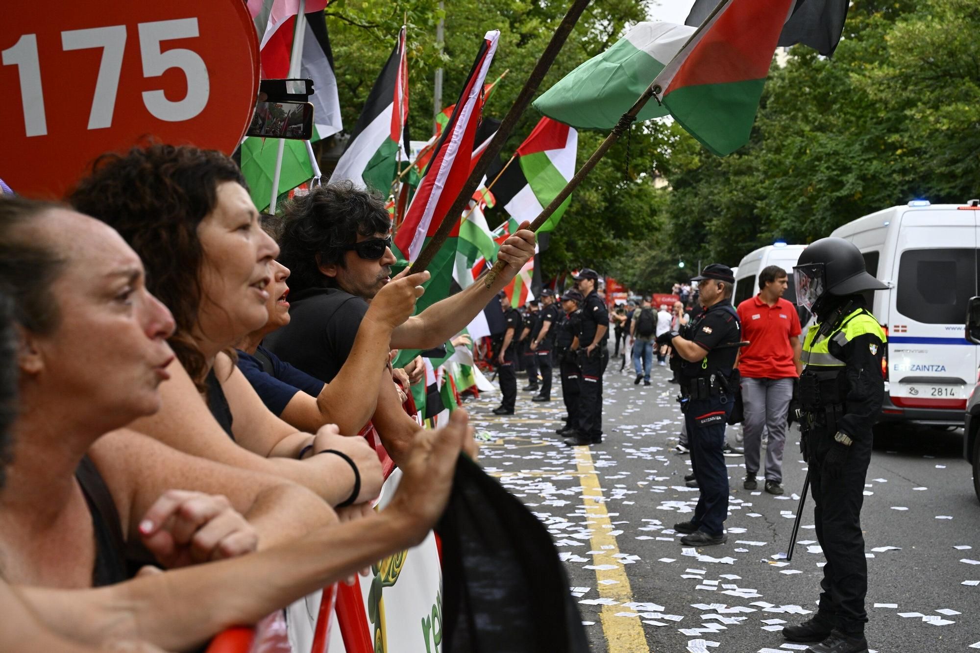 En imágenes: protesta contra el Israel al paso de la La Vuelta por Bilbao