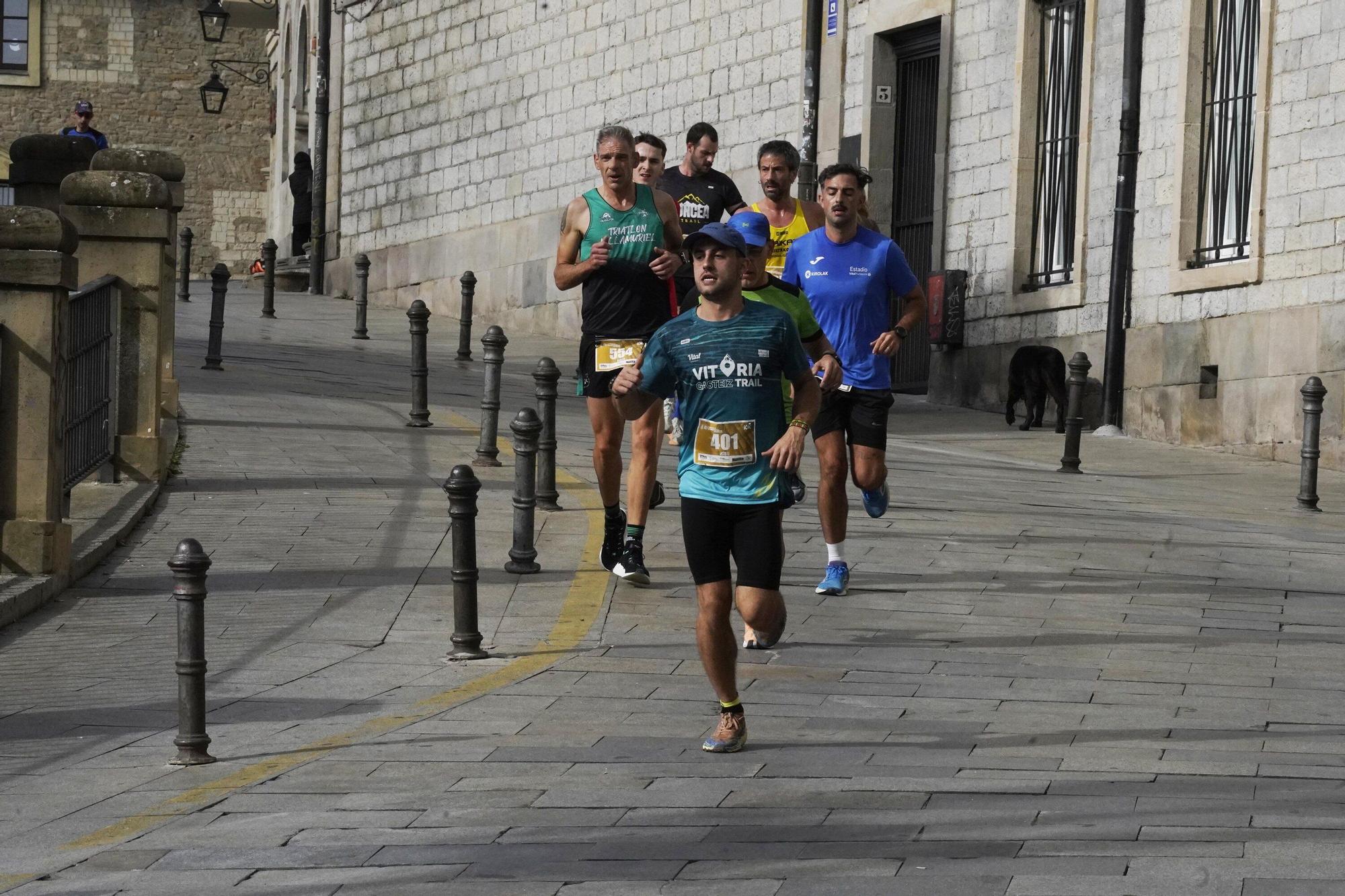 En imágenes: Miles de personas conquistan la Almendra de Gasteiz