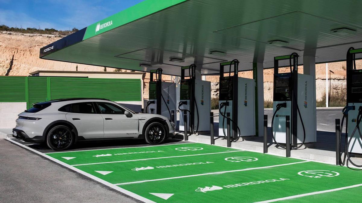 Porsche e Iberdrola inauguran una estación de carga rápida en la Comunidad Valenciana Porsche e Iberdrola inauguran una estación de carga rápida en la Comunidad Valenciana