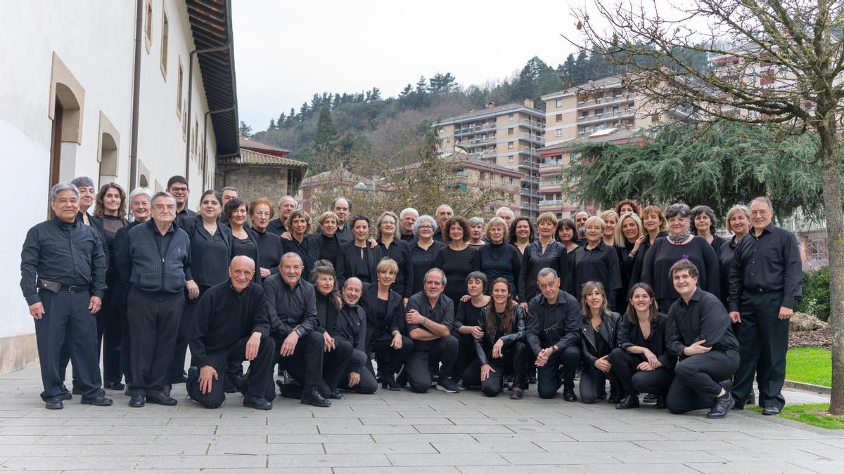 La formación veterana Goikobalu abesbatza.