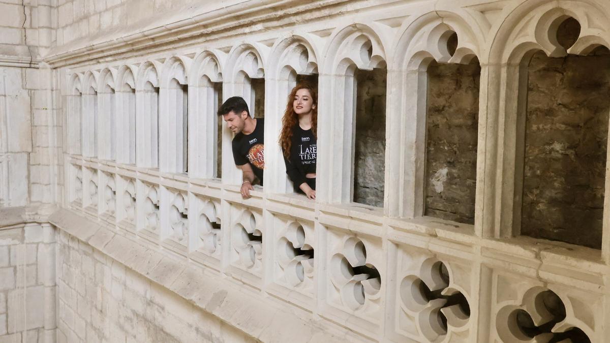 En imágenes: Parte del equipo de &#039;Los pilares de la Tierra, el musical&#039; visita la Catedral Santa María de Vitoria-Gasteiz