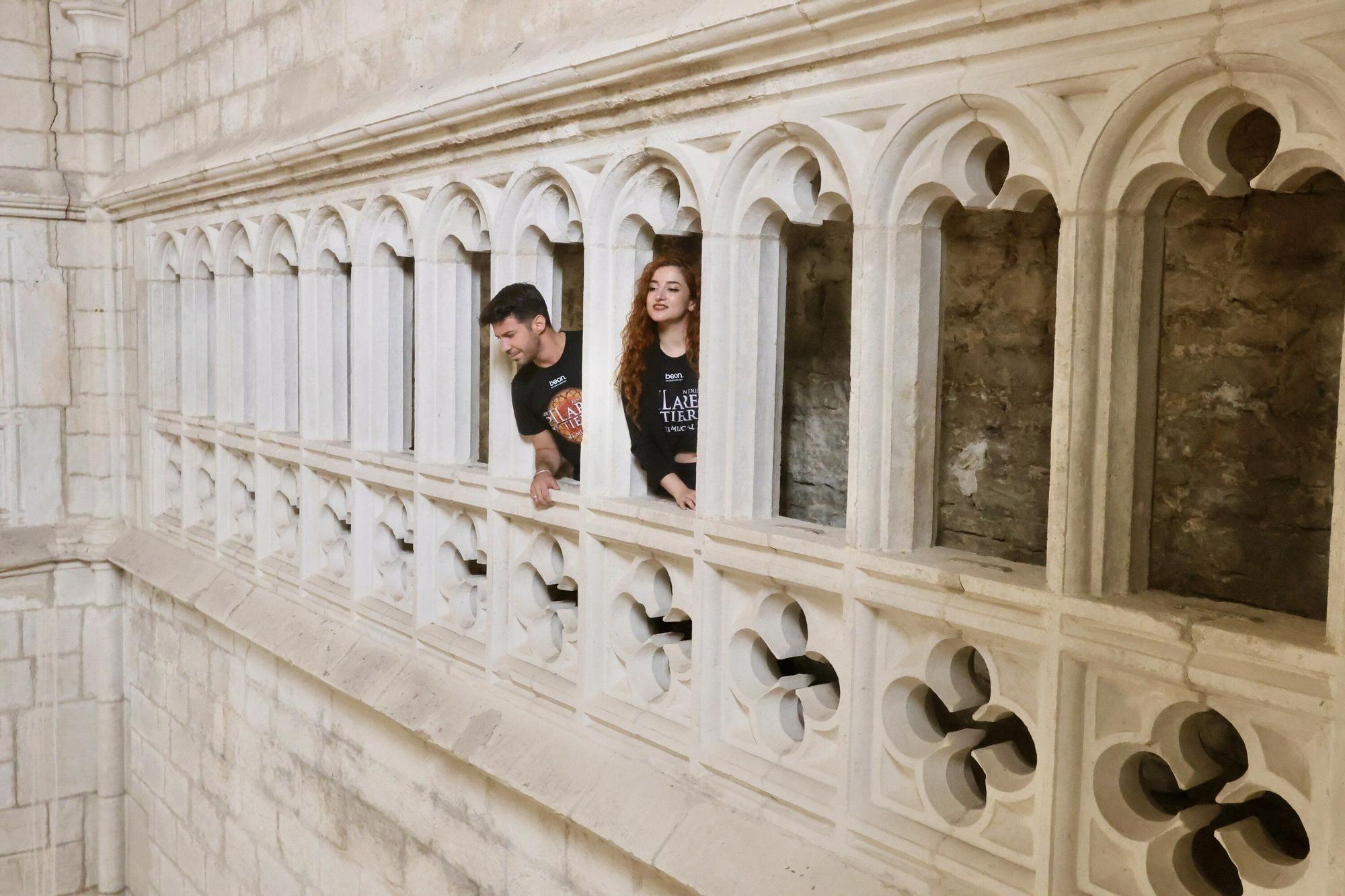 En imágenes: Parte del equipo de 'Los pilares de la Tierra, el musical' visita la Catedral Santa María de Vitoria-Gasteiz