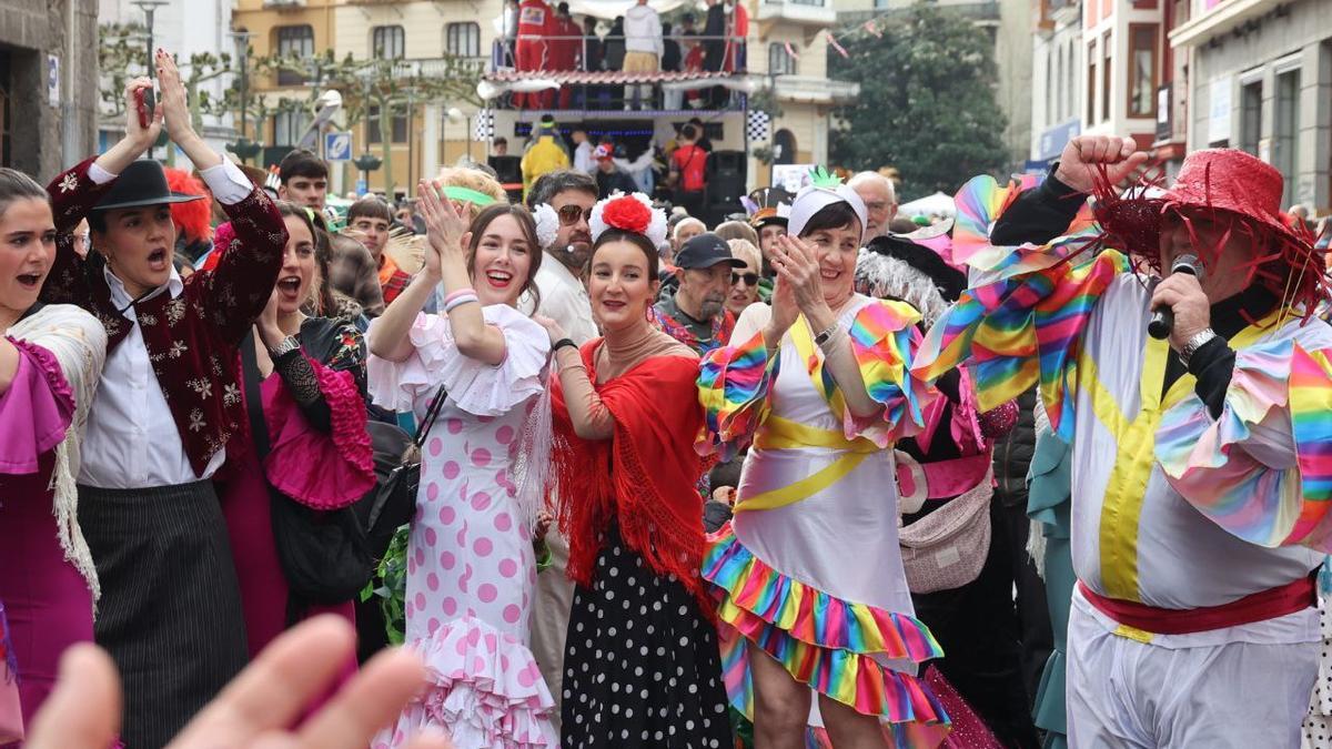 Los disfraces más llamativos del Carnaval de Tolosa: el derbi Real-Athletic, Trump o la película 'Maspalomas'