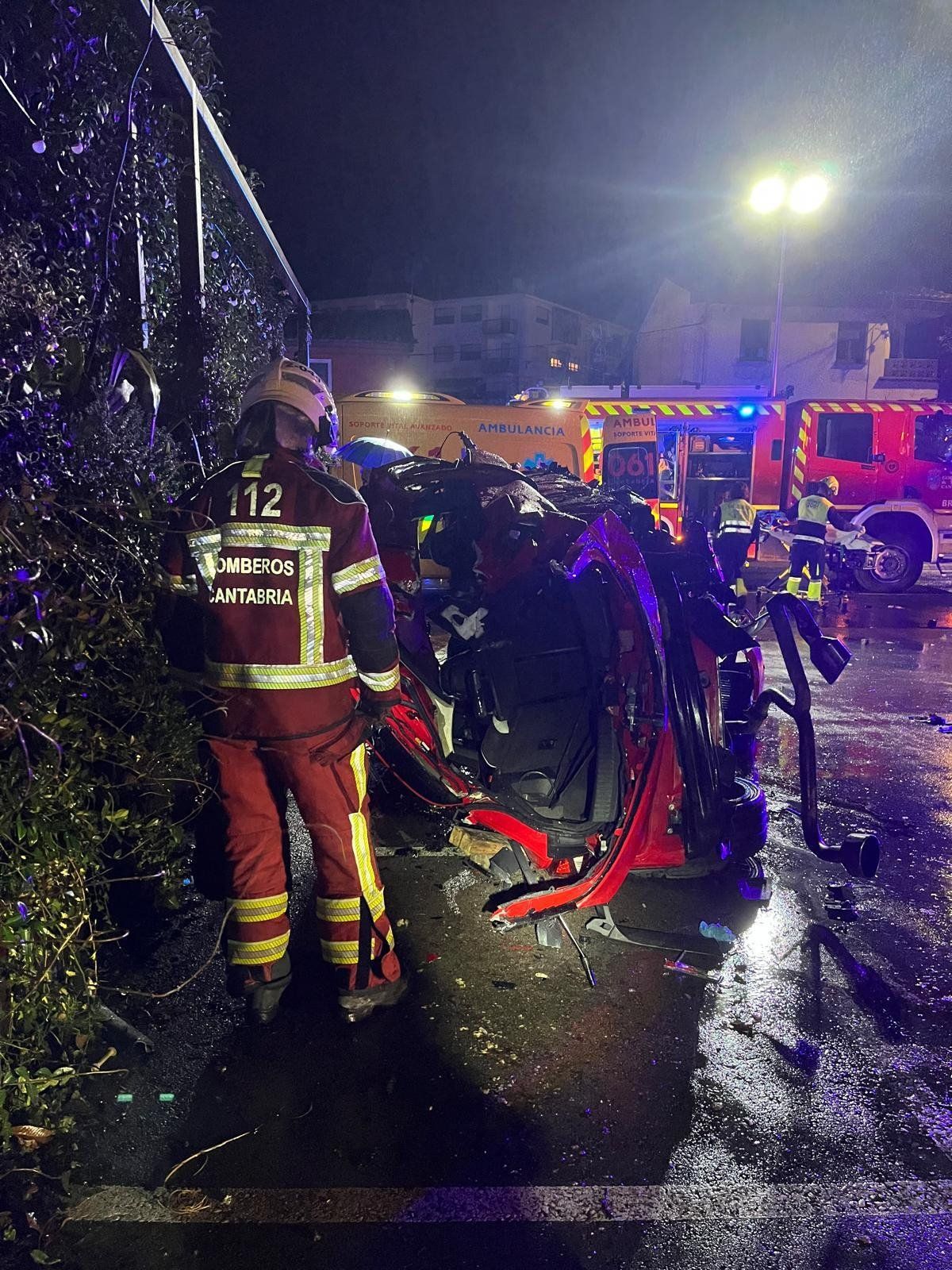 En imágenes: Fallecen tres jóvenes en un accidente de tráfico en Cabezón de la Sal