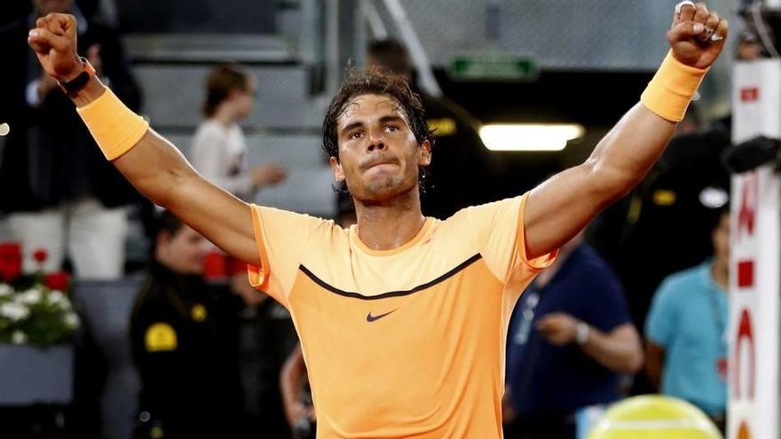 El tenista español Rafa Nadal celebra la victoria tras ganar por 6-0, 4-6 y 6-3 al brasileño Joao Souza.