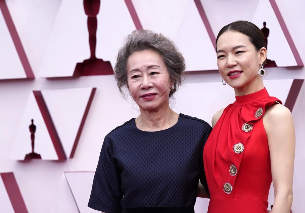 Youn Yuh-jung y Han Ye-ri  minutos antes de comenzar la 93º gala de los Oscar