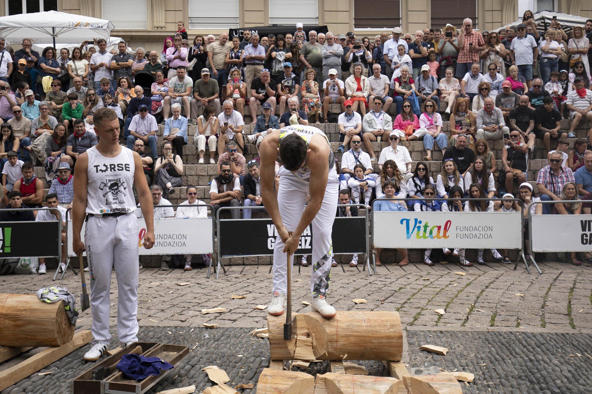 En imágenes: El torneo Virgen Blanca de Herri Kirolak se adueña de la Plaza de Los Fueros