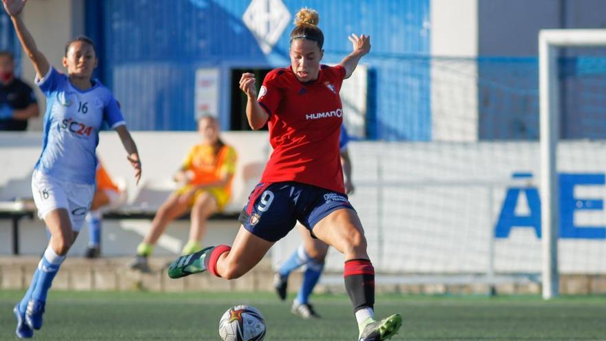 María González, autora del 1-2, a punto de realizar un disparo mientras la jugadora del AEM Lleida pide fuera de juego.