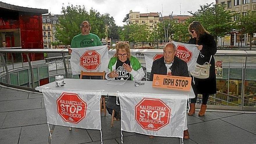 Maite San Miguel y Ramón Muñoz, en su comparecencia de ayer en la plaza San Juan de Irun.