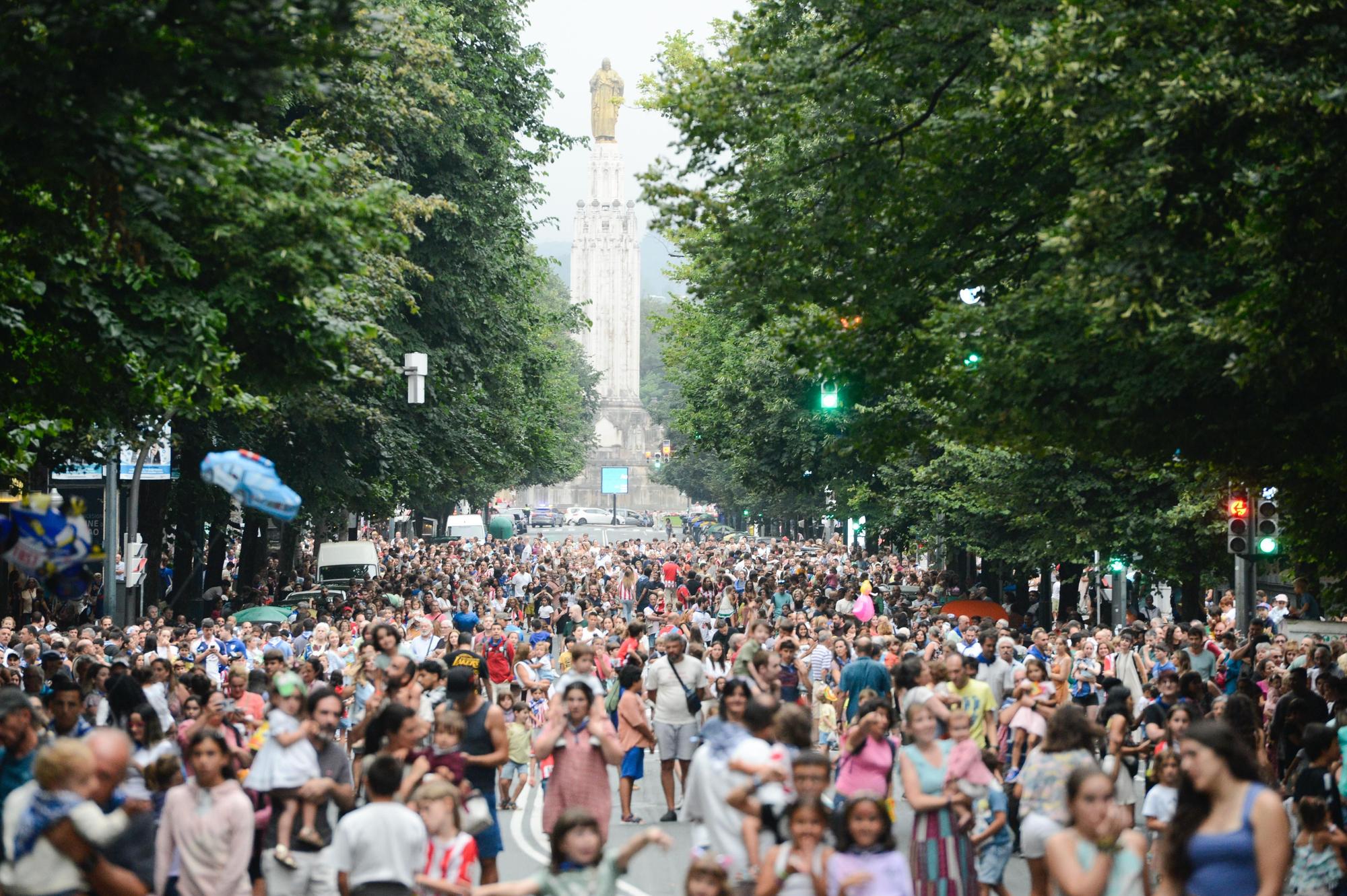 En imágenes: Bali y su séquito recorren Bilbao ante la mirada de miles de personas