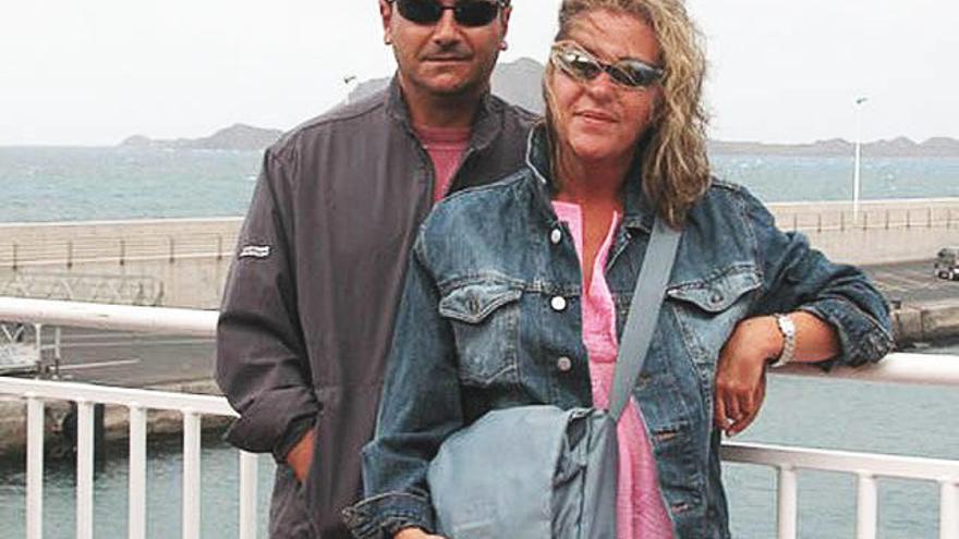 Amaia Egaña, de 53 años, con su marido José Manuel Asensio