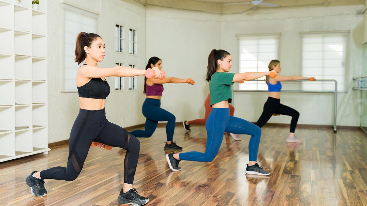 Un grupo de mujeres haciendo ejercicio.
