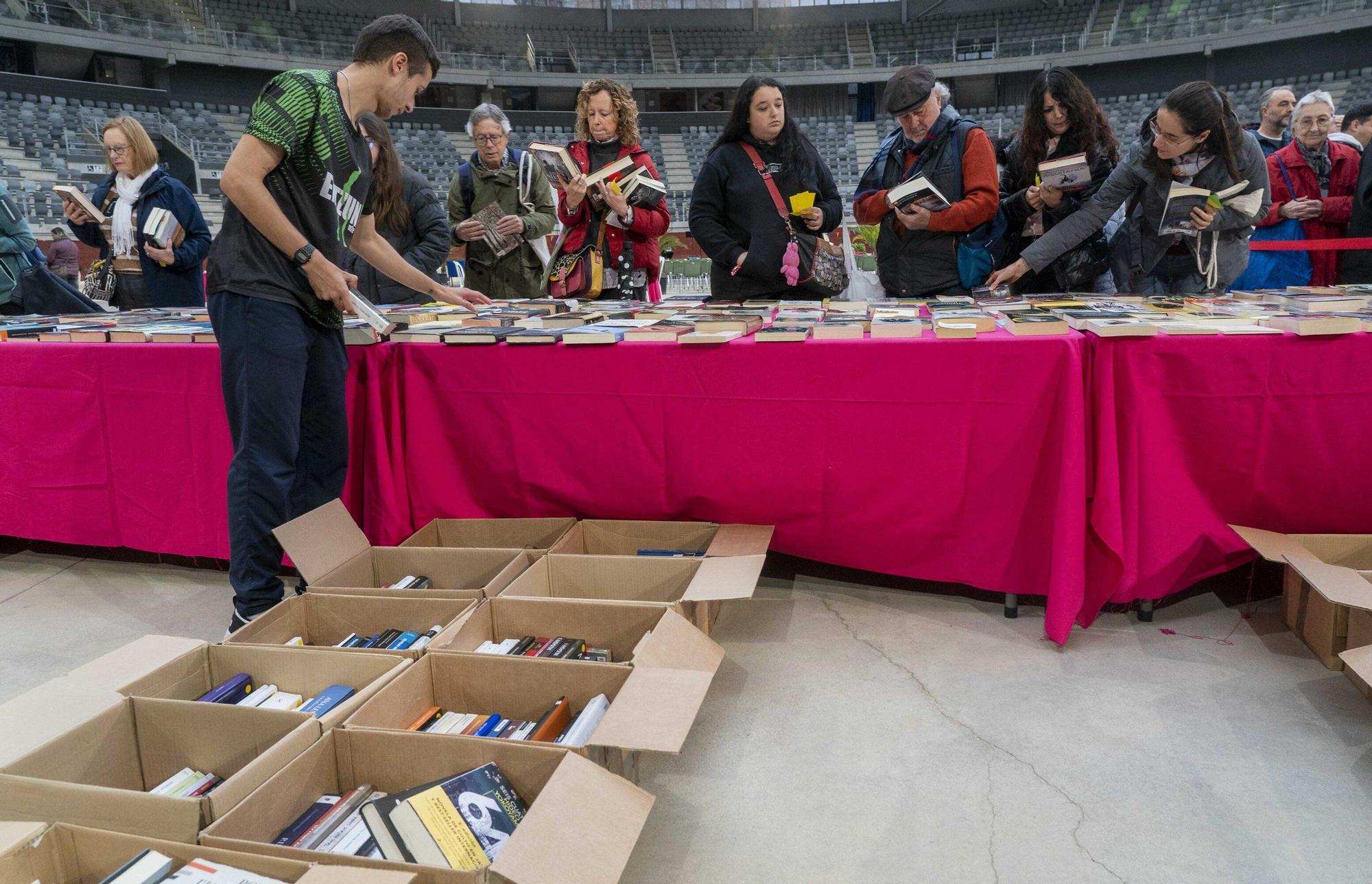 El Iradier, convertido en mercado de trueque de libros
