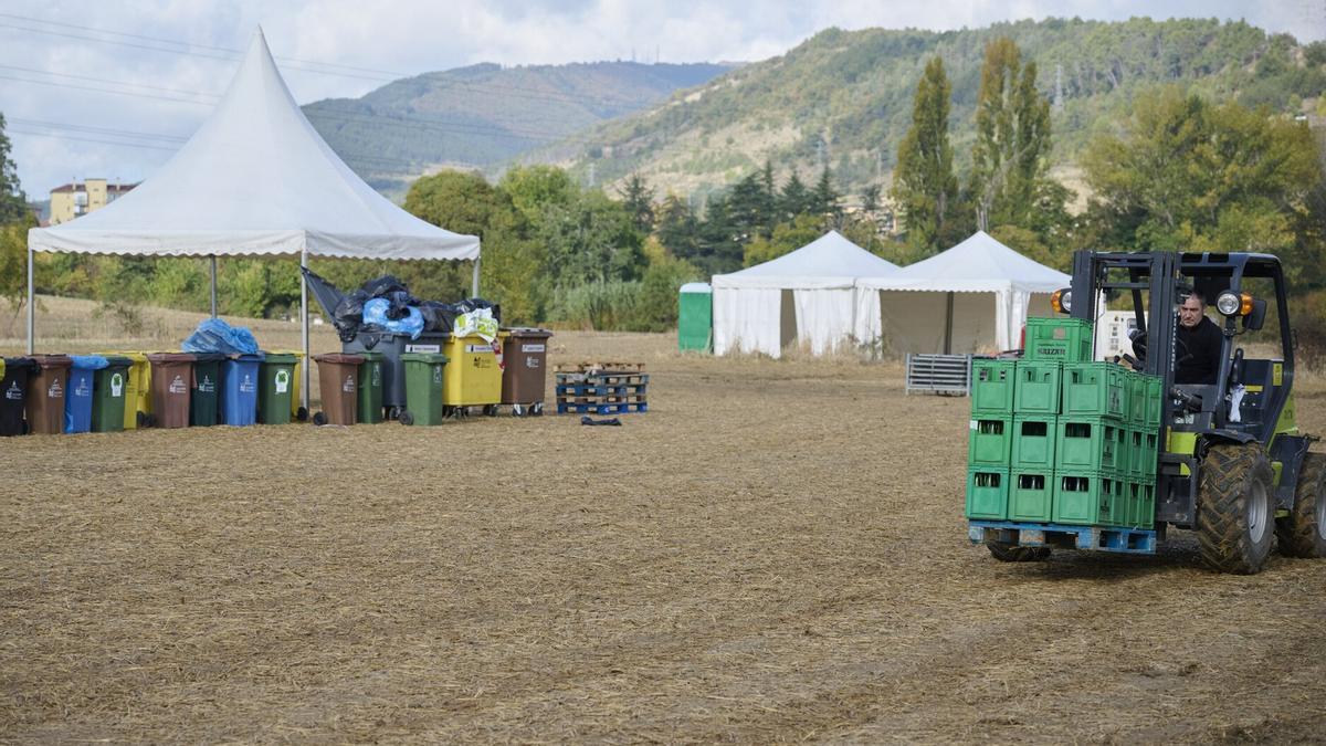 La zona ‘Oinez’, donde se aglomeró el mayor número de jóvenes, sorprendió con el buen estado en el que se estaba tras la celebración de la fiesta.