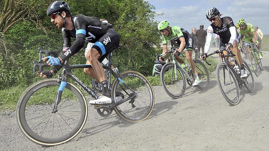 Un hombre tour entre adoquines