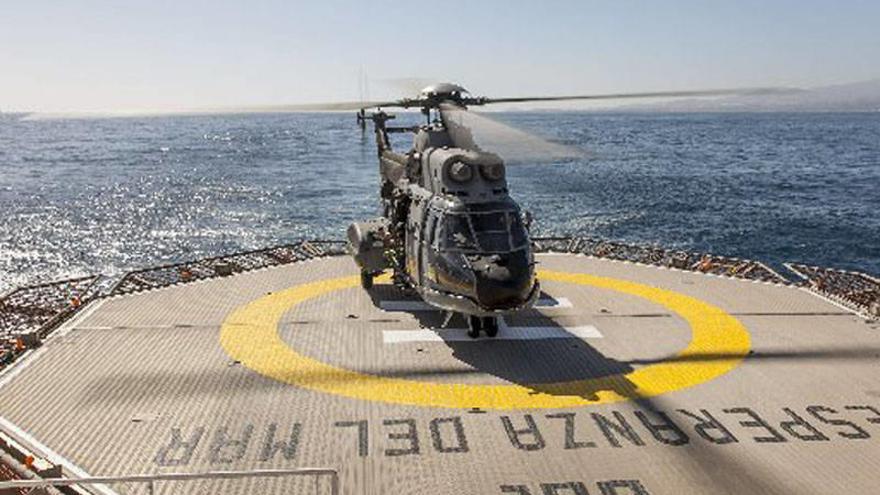 Un helicóptero Súper Puma del Servicio Aéreo de Rescate (SAR), perteneciente al escuadrón 802 con base en Gran Canaria.