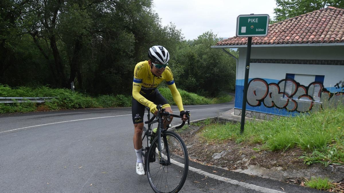 El &#039;maillot&#039; amarillo de Galdakao Txirrindulari Elkartea, se ha convertido en la nueva indumentaria del exciclista
