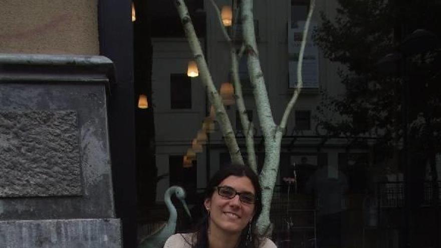 Itziar Sistiaga, en el exterior del café Mientras Tanto de Irun, donde lee o escribe a menudo.