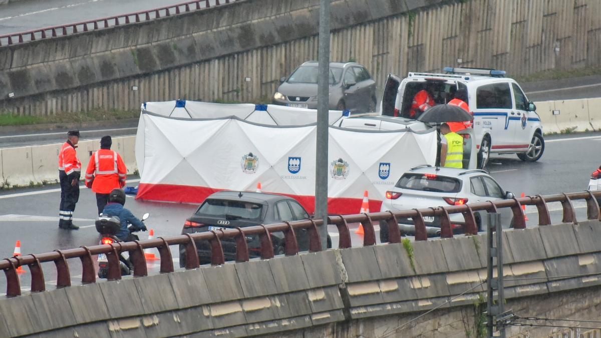 Agentes de la Ertzaintza en el lugar del accidente donde perdió la vida un motorista el 17 de mayo del año pasado, en la GI-636 entre Errenteria y Lezo.