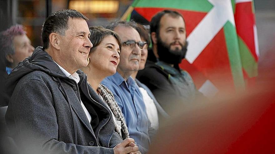Otegi, más presencia que el candidato